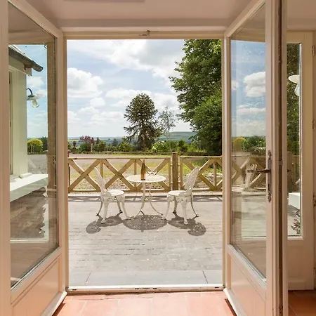 Charming Old فيلة Coachford