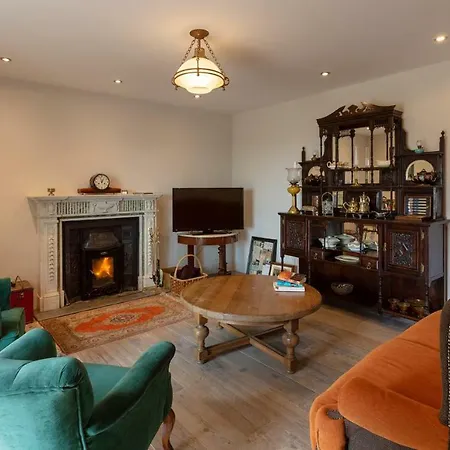 فيلة Charming Old Coachford