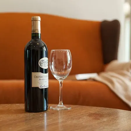 Charming Old فيلة